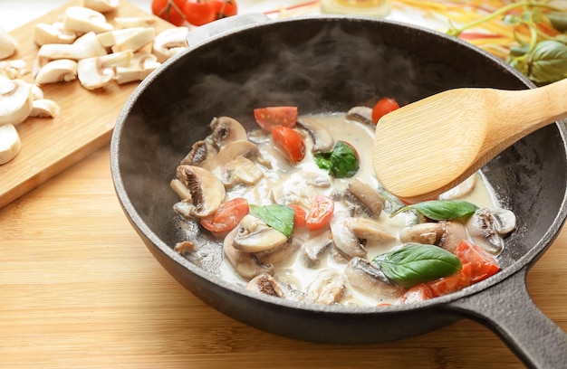 Poêle à frire avec des ingrédients pour de délicieux tetrazzini de dinde à bord