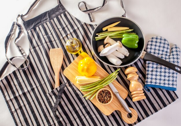 Poêle à frire et légumes frais avec cuisson