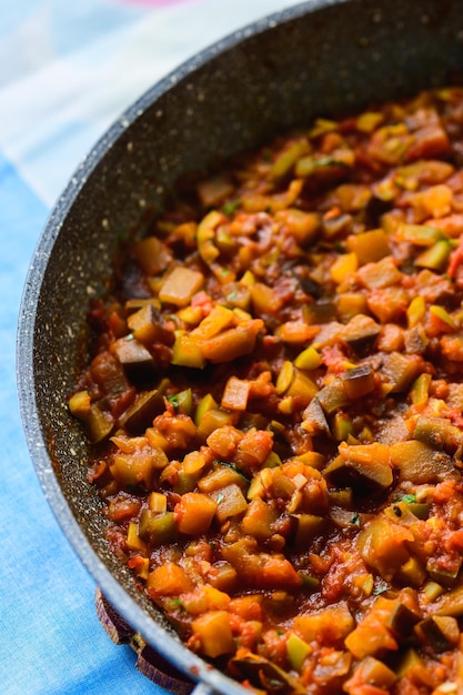 Poêle à frire avec sauce caponata sicilienne Plat traditionnel italien aux aubergines et tomates