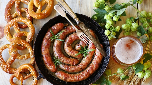 Poêle à frire avec saucisses bavaroises frites