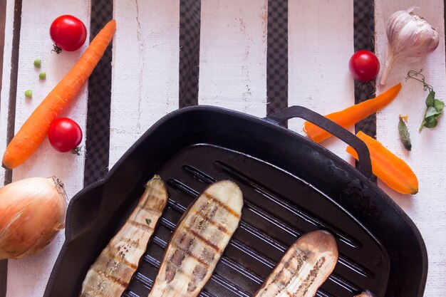 Poêle grillée et différents légumes