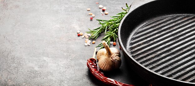 Poêle à griller et espèces sur vieille table