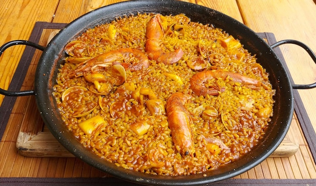 Une poêle de paella aux crevettes et riz