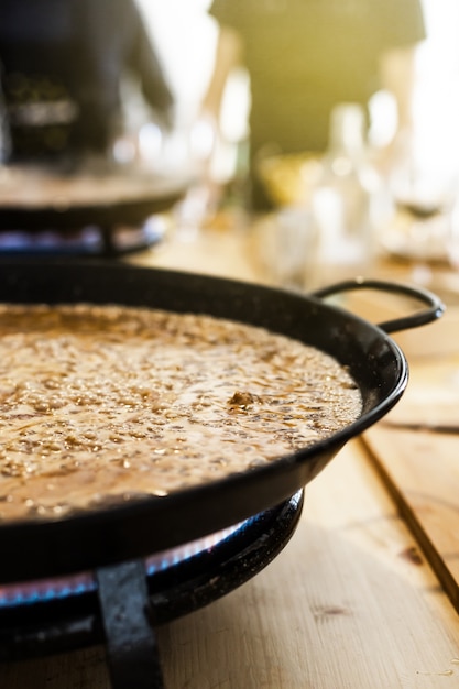 Poêle à paella avec des plats espagnols traditionnels généralement préparés avec du riz, de la viande, des fruits de mer.