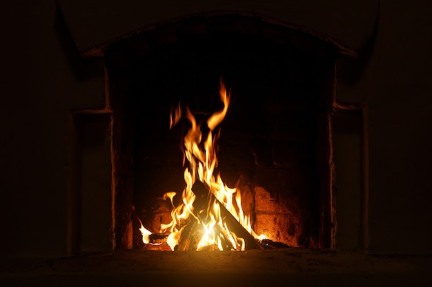 Poêle de village à bois et feu de cheminée. Brûler du bois à l'intérieur d'un four traditionnel.