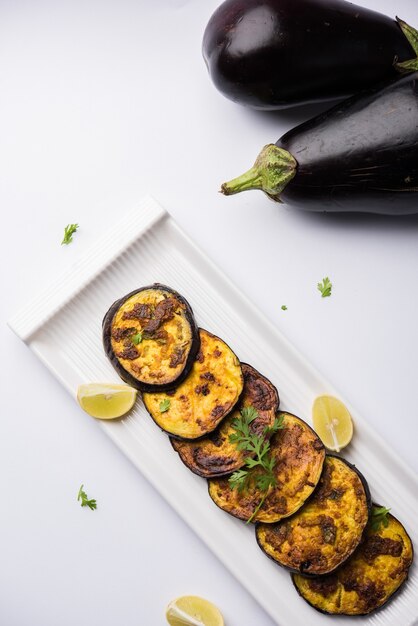 Poêler une recette de baigan croustillant ou d'aubergine ou de brinjal d'Inde. mise au point sélective