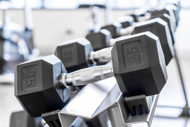 poids dans la salle de gym