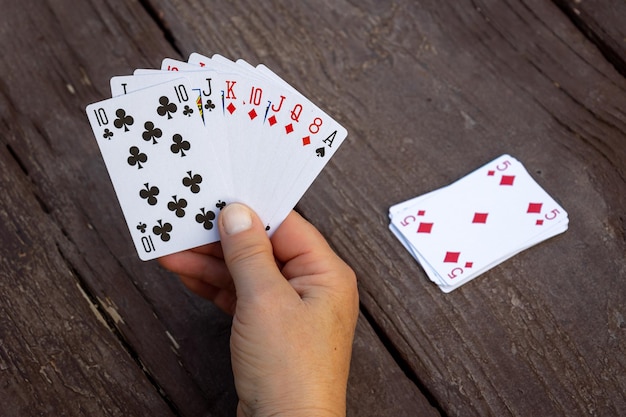 Une poignée de cartes à jouer pour jouer au jeu préféré de belote