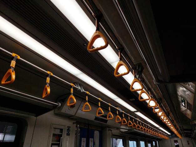 Poignée jaune vide dans les transports en commun