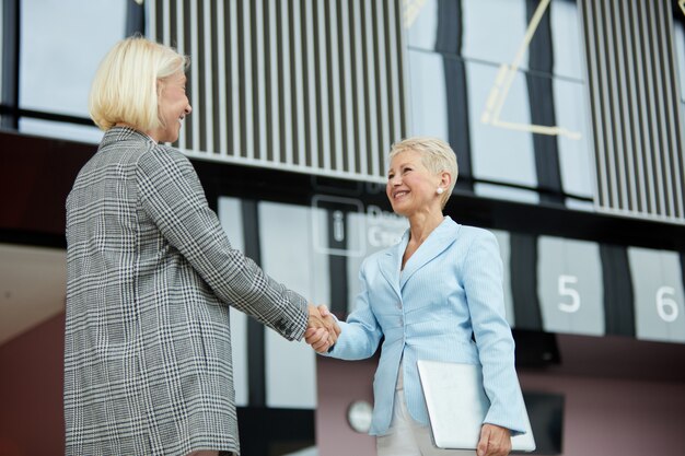 Poignée de main d'affaires de deux femmes d'affaires