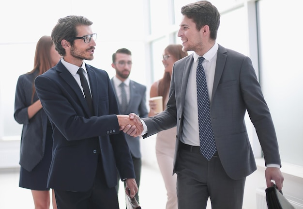 Poignée de main amicale des gens d'affaires au bureau