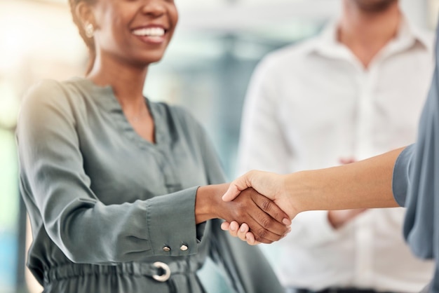 Poignée de main bienvenue et rencontre avec une femme noire en affaires serrant la main d'un collègue Travail d'équipe merci et b2b avec une employée et une collègue concluant un accord de partenariat