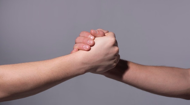Poignée de main bras amitié Aider main de soutien Mains de soutien Concept de soutien Tenez fort Poignées de main Geste de sauvetage Main de soutien Deux mains qui aident la main d'un ami