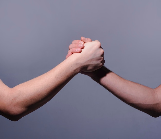 Poignée de main bras amitié se tenant par la main poignée de mains aide main sauvetage geste soutien concept de main