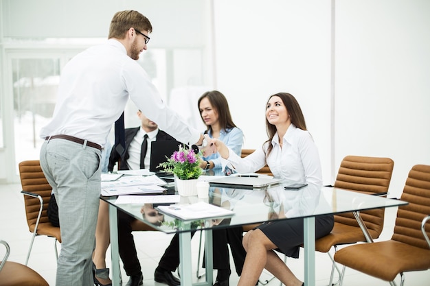 poignée de main avec un cadre supérieur et un client lors d'une réunion d'affaires dans un bureau moderne