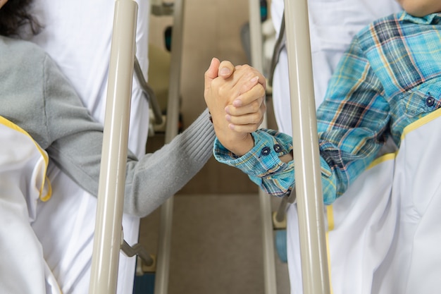 Photo poignée de main, encouragement ou consolation, deux femmes ont été impliquées dans un accident ou une maladie simu