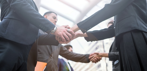 poignée de main de l&#39;entreprise Personnes Collègues Réunion de travail d&#39;équipe. Main de main et serrer la main dans la ville