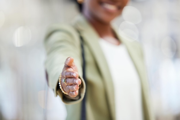 Poignée de main d'une femme d'affaires et bienvenue pour l'introduction à l'embauche ou l'accord b2b lors d'une réunion ou d'un accord au bureau