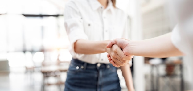 Poignée de main d'une femme d'affaires et de gens d'affaires Concept d'entreprise réussi Banner arrière-plan vue panoramiquex9