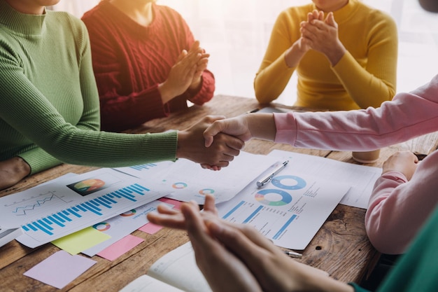 Poignée de main de femme d'affaires et gens d'affaires Concept de poignée de main d'affaires réussie