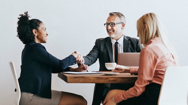 Poignée de main de femme d'affaires avec un homme d'affaires