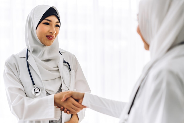 Poignée De Main De Femmes Médecins Musulmanes