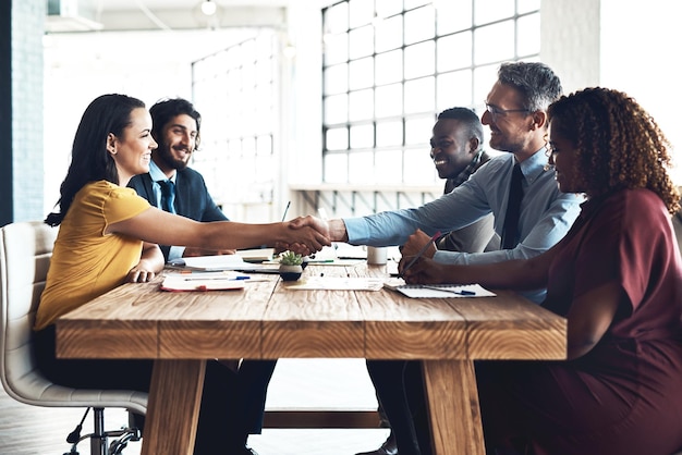 Poignée de main des gens d'affaires et accord du personnel lors de la réunion avec accord et collaboration contractuelle Succès du partenariat et travail b2b avec poignée de main pour accueillir et féliciter le travail d'équipe