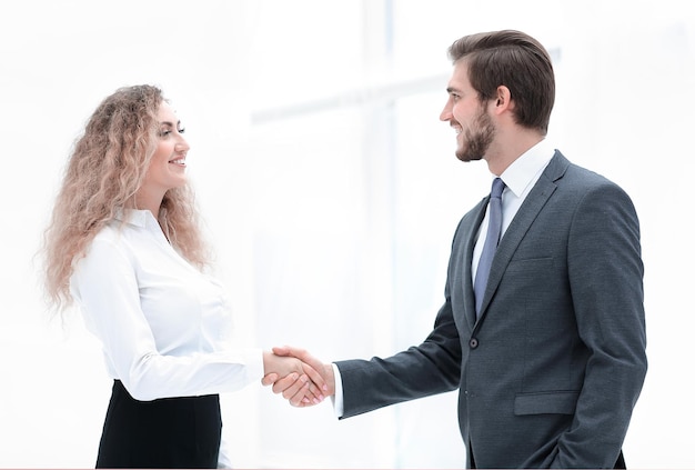 Poignée de main d'un homme d'affaires et d'une femme d'affaires