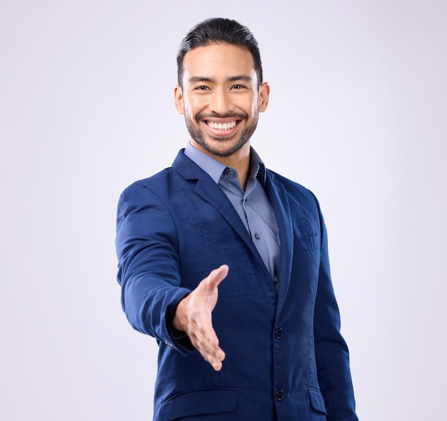 Poignée de main d'homme d'affaires et portrait en studio pour un sourire de bienvenue ou un accord de partenariat par fond Jeune entrepreneur asiatique se serrant la main ou un visage excité pour saluer ou respecter l'opportunité