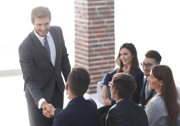 Poignée de main d'hommes d'affaires prospères se saluant