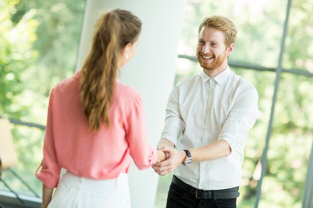 Photo poignée de main jeune femme et homme