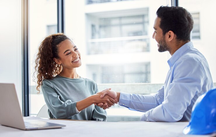 Photo poignée de main ouvrier du bâtiment et femme ou partenaire pour un partenariat de réussite commerciale ou un accord d'ingénierie au bureau b2b intégration et entrepreneur en architecture ou des gens heureux se serrant la main pour le travail