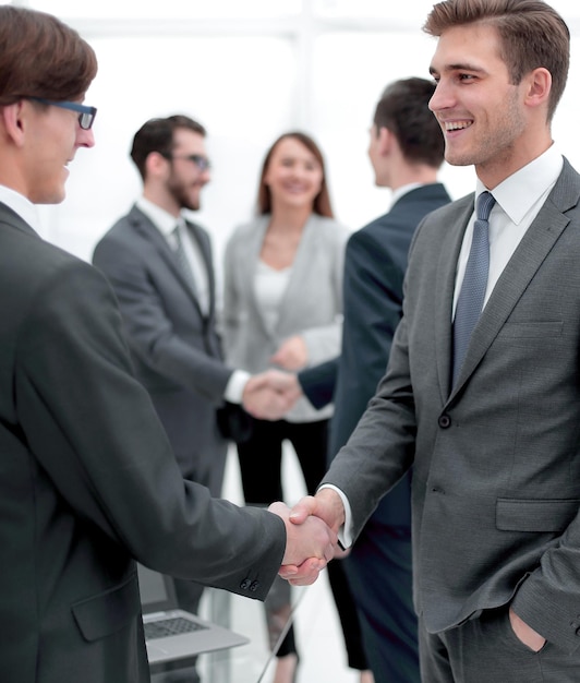 Poignée de main des partenaires commerciaux après le briefing