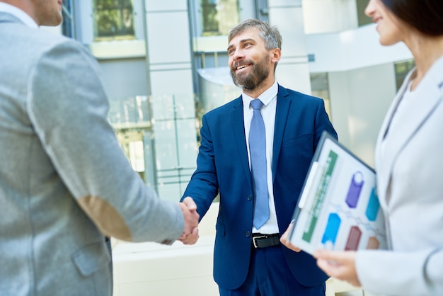 Poignée de main des partenaires commerciaux