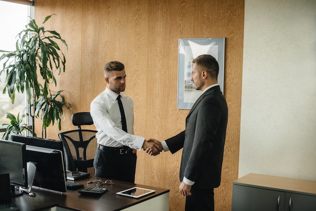 Poignée de main des partenaires, finalisation de la transaction au bureau. Entreprise