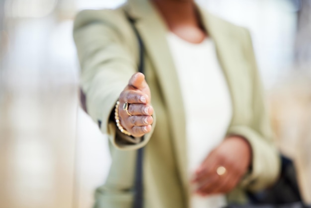 Poignée de main et réunion d'une femme d'affaires pour l'introduction de l'embauche ou de l'accueil dans un accord b2b ou un accord au bureau