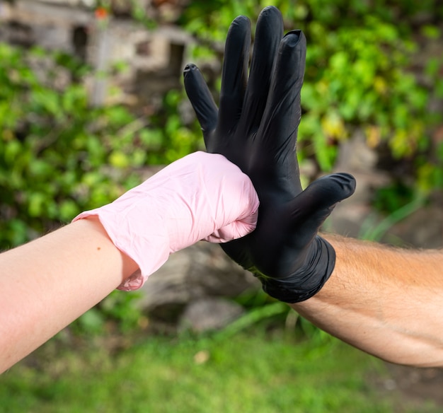 Poignée de main, salutation dans des gants de protection médicale