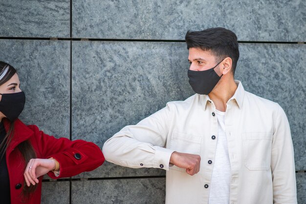 Poignée de main sans utiliser les mains concept covid et coronavirus