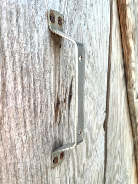 Photo une poignée en métal sur une porte en bois avec le numéro 2 dessus.
