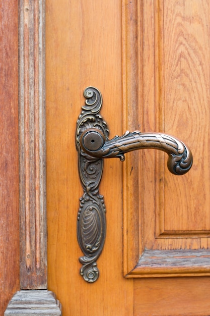 Poignée de porte antique Vintage sur la vieille porte en bois, bouton de porte ancienne