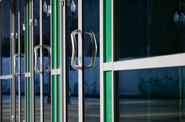 Photo poignée de porte chromée et verre de façade de bureau en aluminium moderne