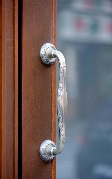 Photo poignée de porte. détail de la porte en bois