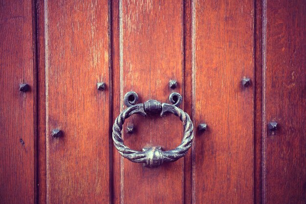 Poignée de porte en fer antique de style ancien sur une porte en bois