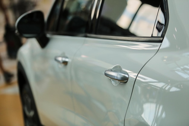 poignée de porte d'une voiture blanche soft focus poignée automobile blanche