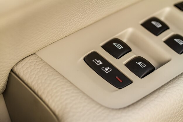 Poignée De Porte De Voiture Avec Bouton De Commande De Fenêtre De  Verrouillage. Contrôle Automatique Des Vitres De Voiture.