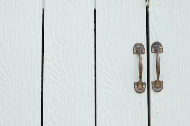 Photo poignée rouillée en métal ancienne sur la porte en bois