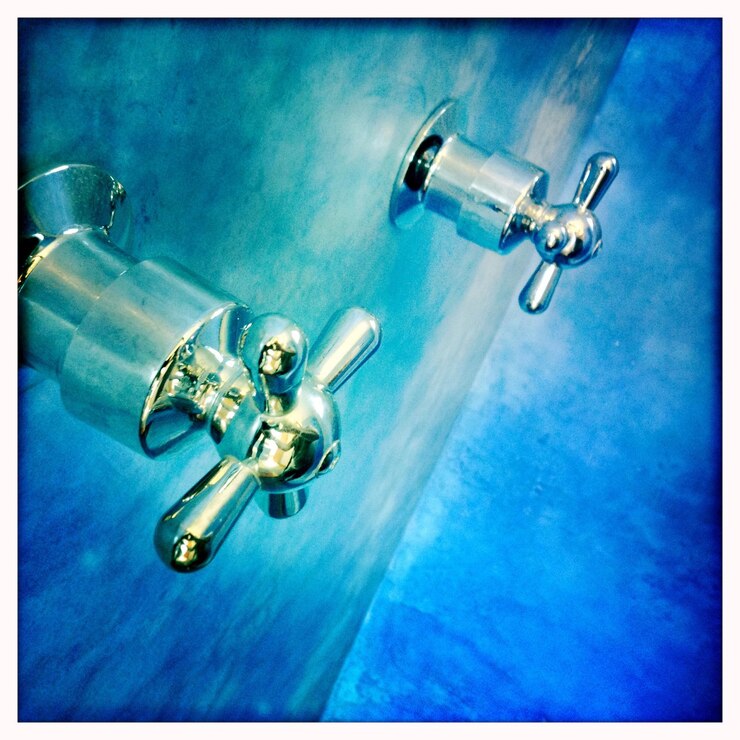 Photo poignées de douche dans la salle de bain
