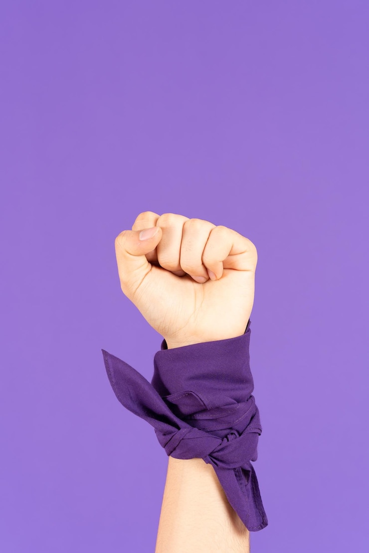 Photo poing d'activiste féministe isolé sur fond violet