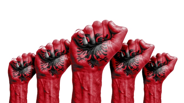 Un poing levé d'un des manifestants peint avec le drapeau albanie