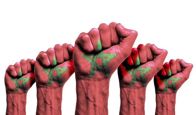 Un poing levé d'un des manifestants peint avec le drapeau du Maroc